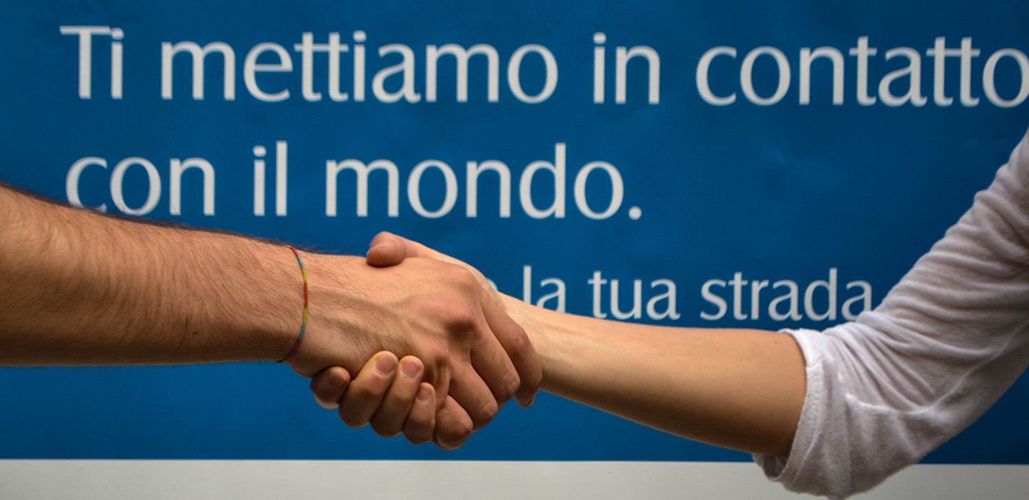 mani che si stringono